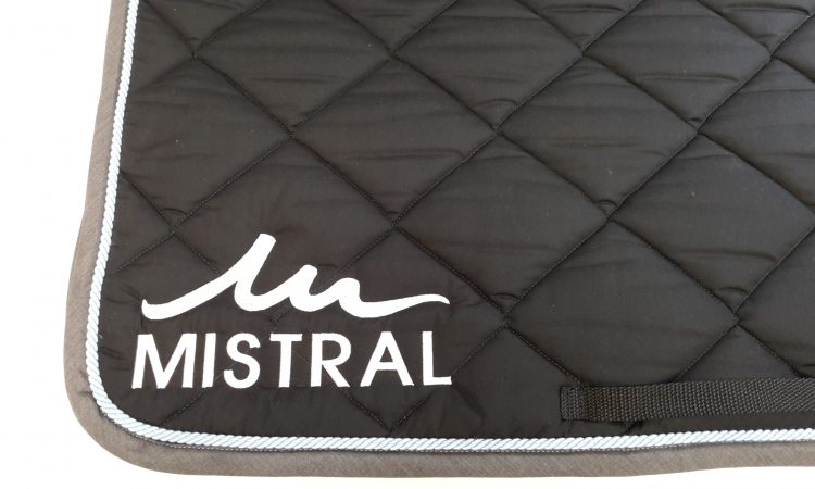 Logo brodé, personnalisé sur tapis de cheval