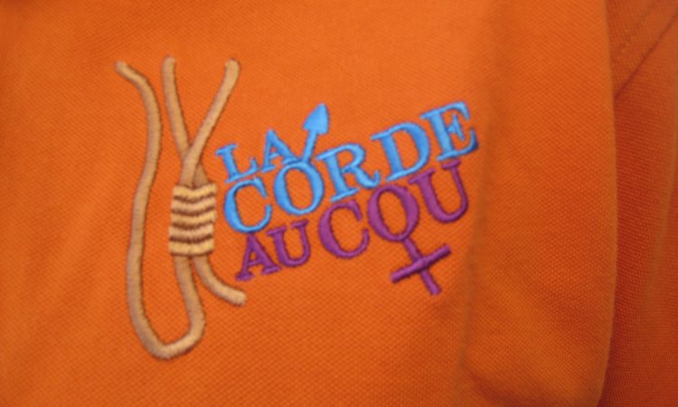 idée cadeau, la corde au cou broderie sur polo pour un enterrement de vie de garçon